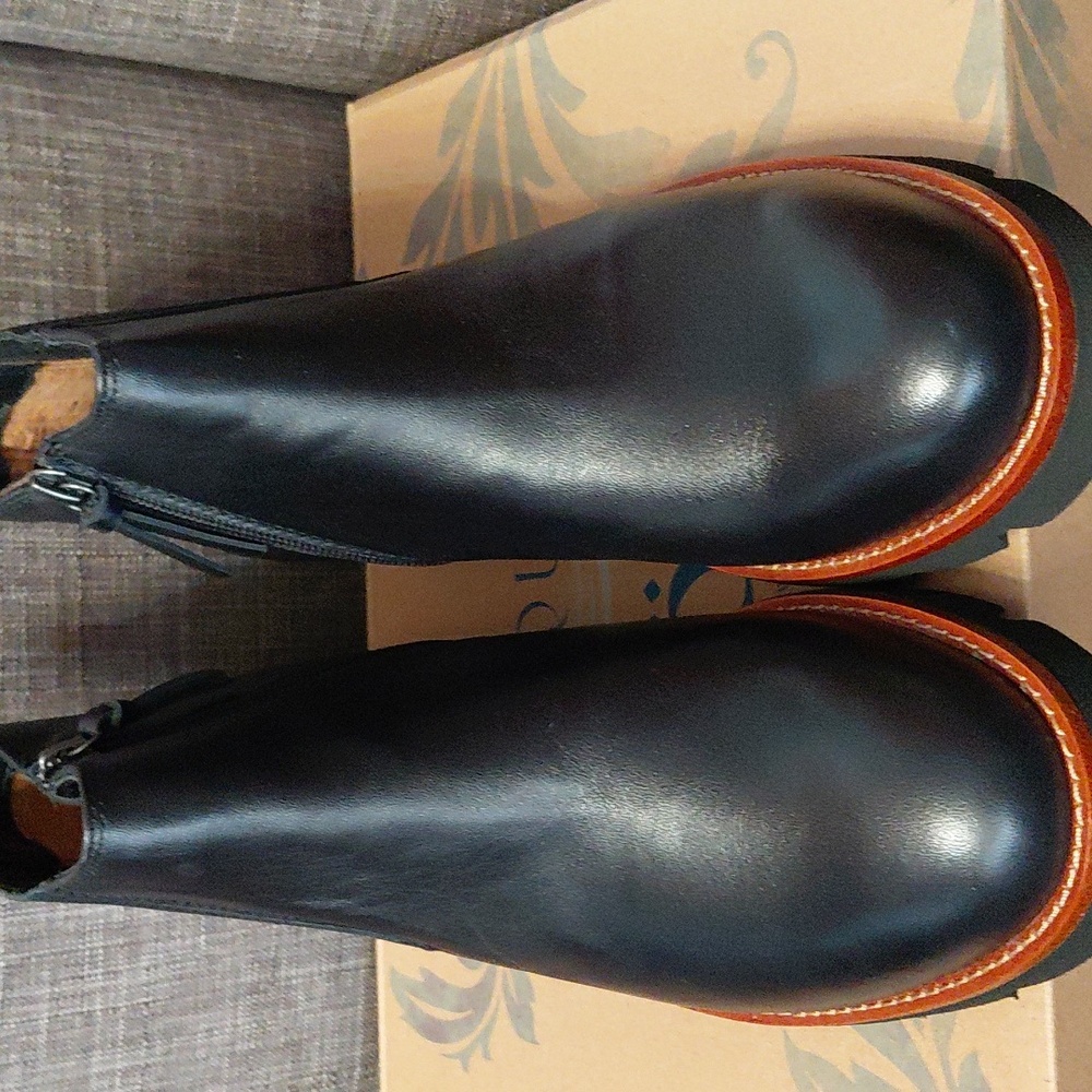 Sofft Women's Black Ankle Zip Boots with Brown Trim Size 8.5 - Picture 6 of 7